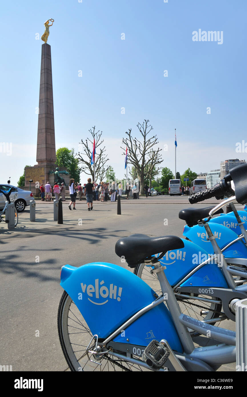 Un service de location de vélos Véloh et le Monument du Souvenir / Monument du Souvenir / Souvenir Gëlle Fra à Luxembourg ville Banque D'Images