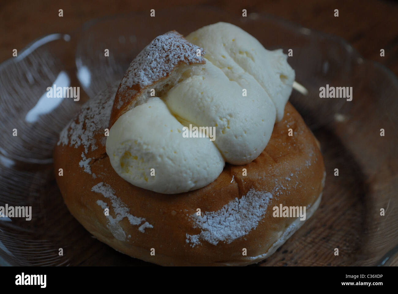 Semla, Pâques suédois pain avec de la crème chantilly et pâte d'amande. Banque D'Images