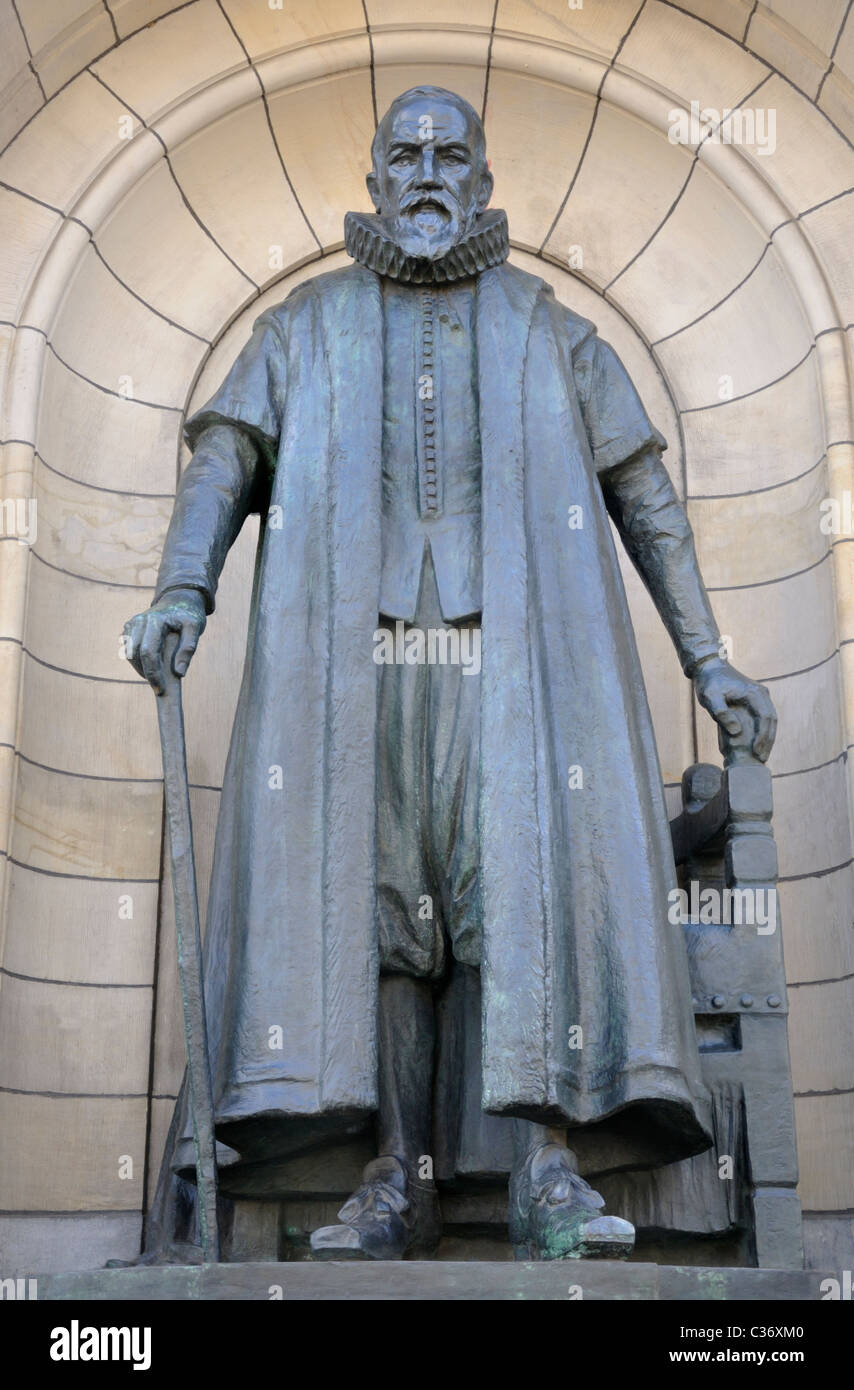 Rotterdam, Pays-Bas. Stadhuis / Hôtel de ville (1912-20). Statue de Johan van Oldenbarnevelt Banque D'Images