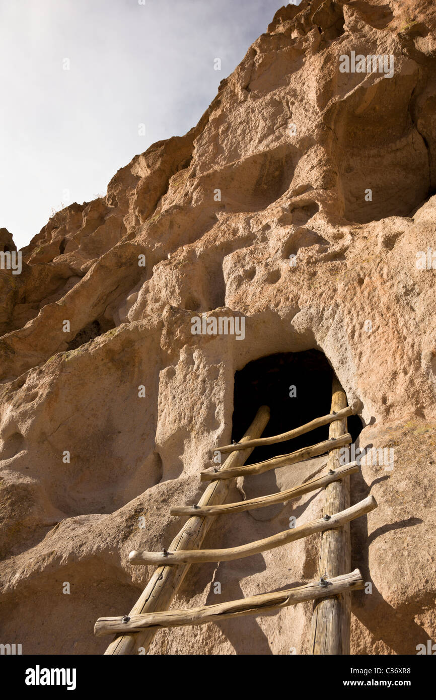 Échelle en bois menant à l'Astragale Maisons, Native American cliff en séjour à Bandelier National Monument à New Mexico, USA. Banque D'Images