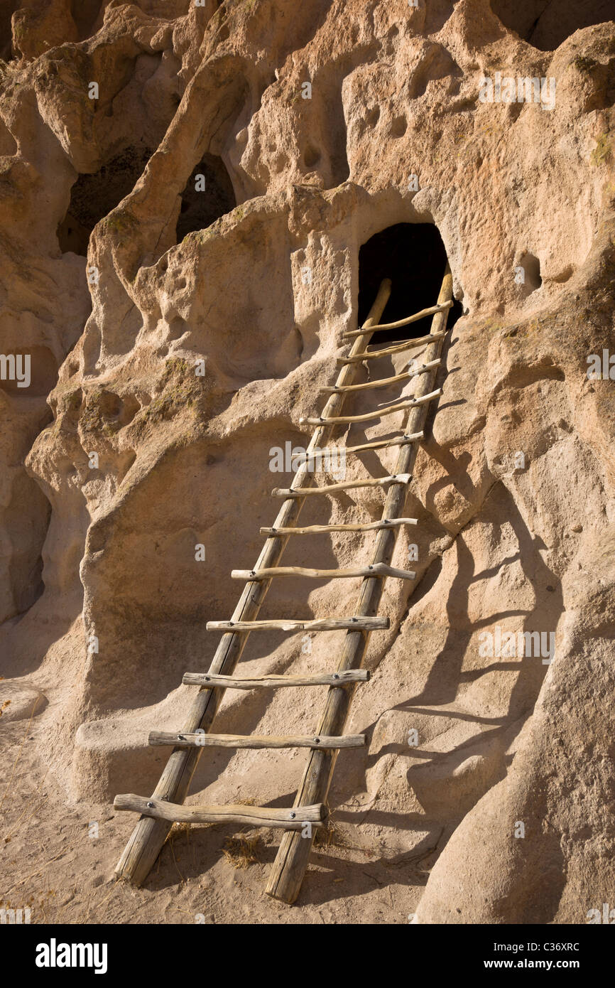 À l'échelle en bois Maisons d'éboulis, Native American cliff en séjour à Bandelier National Monument à New Mexico, USA. Banque D'Images