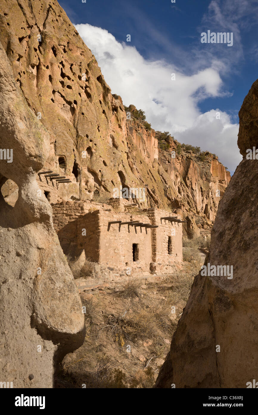 Les maisons d'éboulis, Native American cliff en séjour à Bandelier National Monument à New Mexico, USA. Banque D'Images