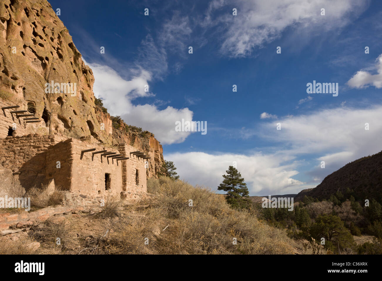 Les maisons d'éboulis, Native American cliff en séjour à Bandelier National Monument à New Mexico, USA. Banque D'Images