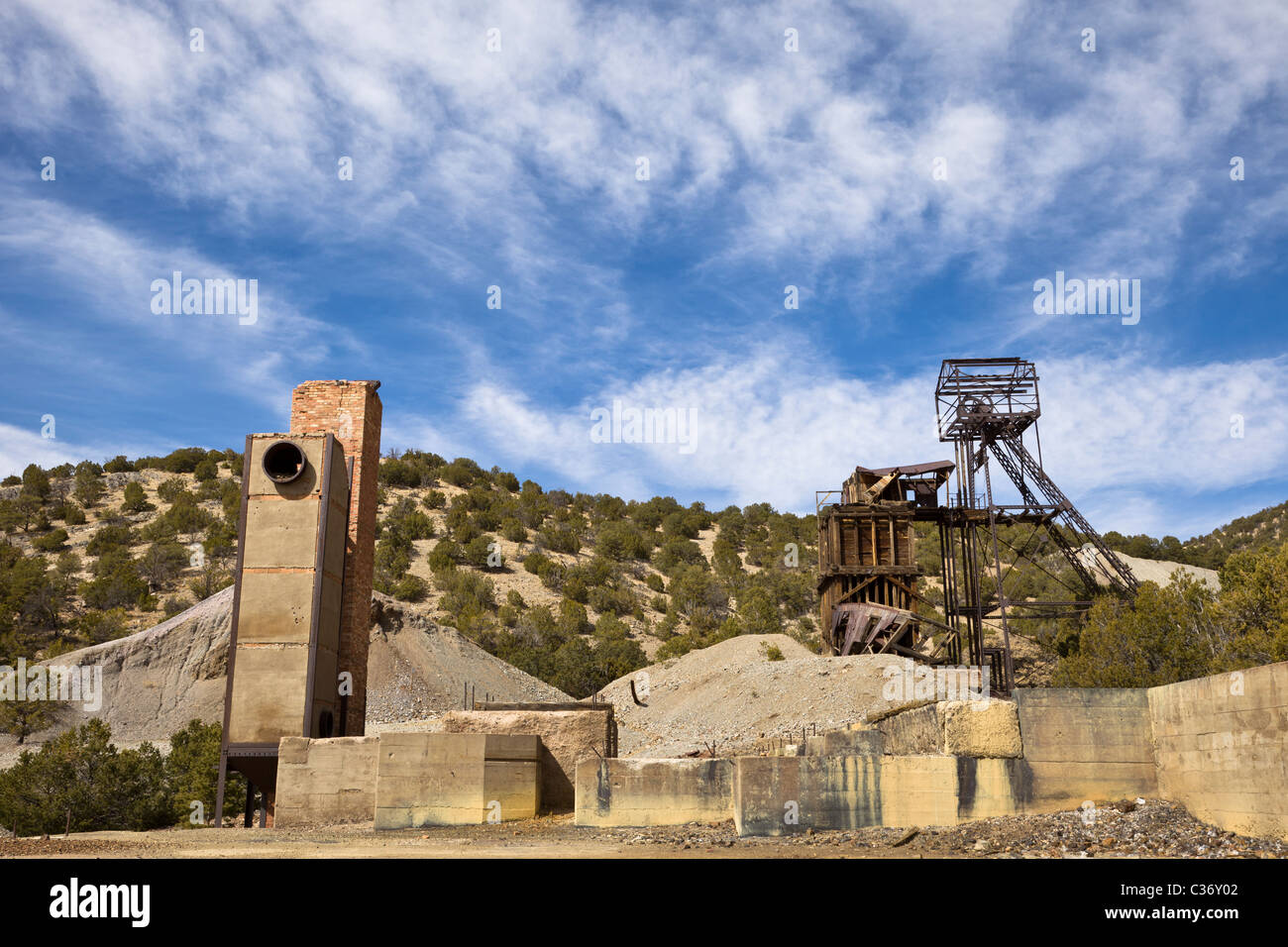 Four de fonderie et les imposants chevalement Taylor et à la mine Kelly Ville fantôme dans le comté de Socorro, Nouveau Mexique, USA. Banque D'Images