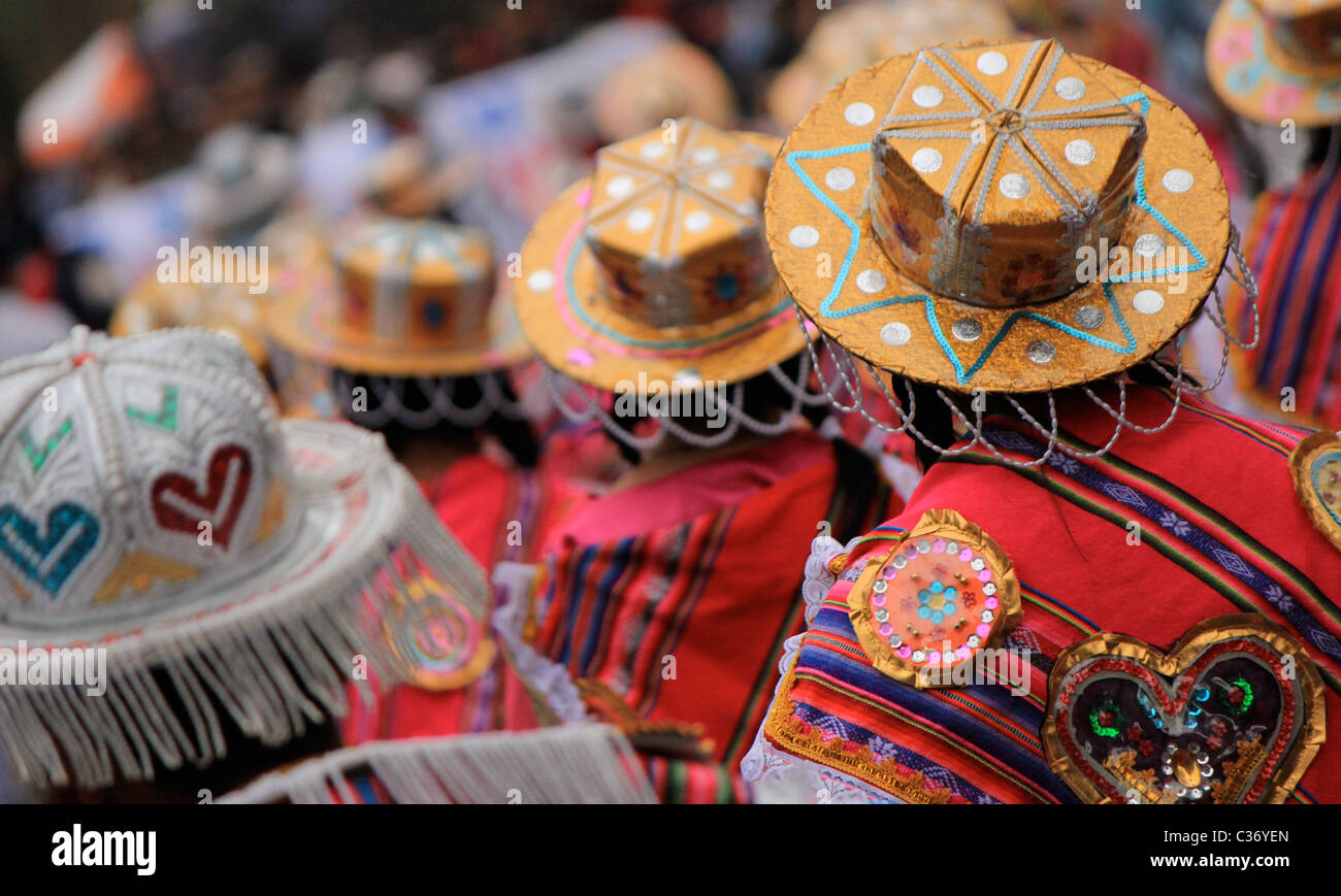 Des danseurs traditionnels dans l'un des nombreux festivals de la Bolivie. Banque D'Images