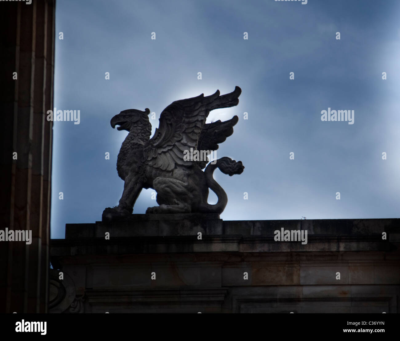 Statue d'un Griffon et d'une majestueuse créature légendaire avec la tête d'un aigle et le corps d'un lion Banque D'Images