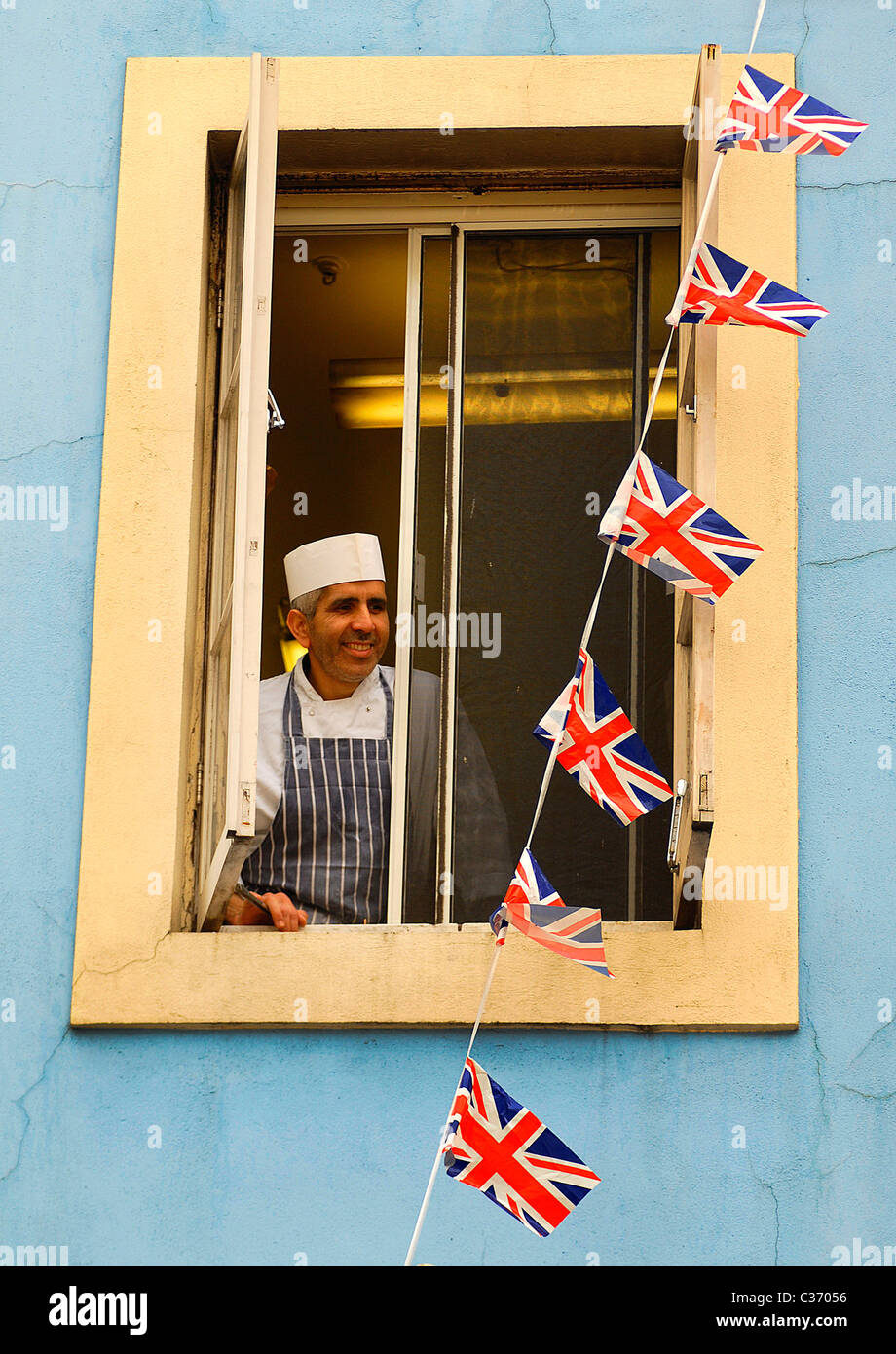 Un boulanger s'arrête pour une pause dans une fenêtre de la Maison Bertaux à Soho Street, Londres, 29-04-2011 Banque D'Images