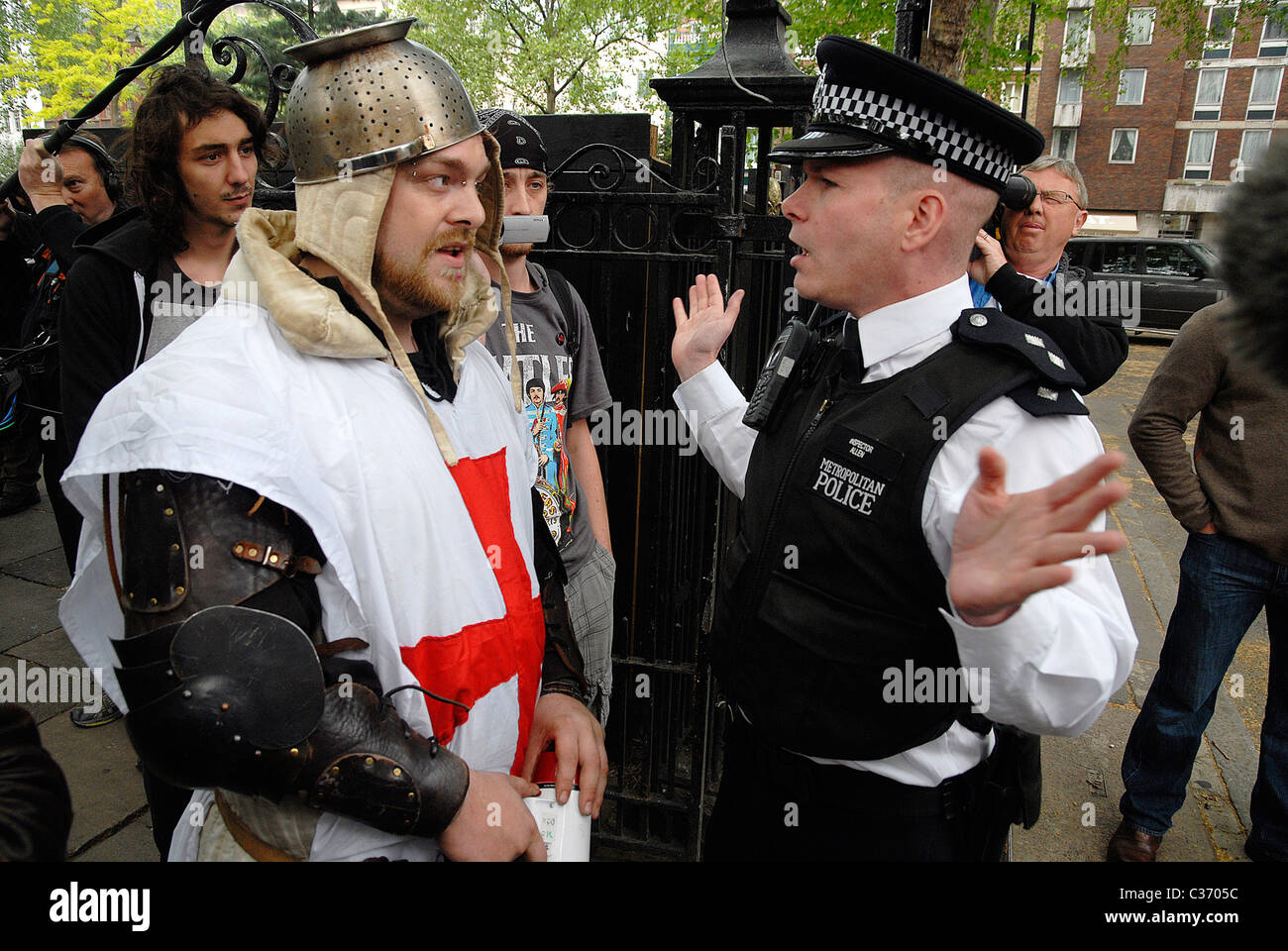 En manifestant policier avec Soho Square, Londres, 29-04-2011. PHOTO © John Robertson, 2011. Banque D'Images