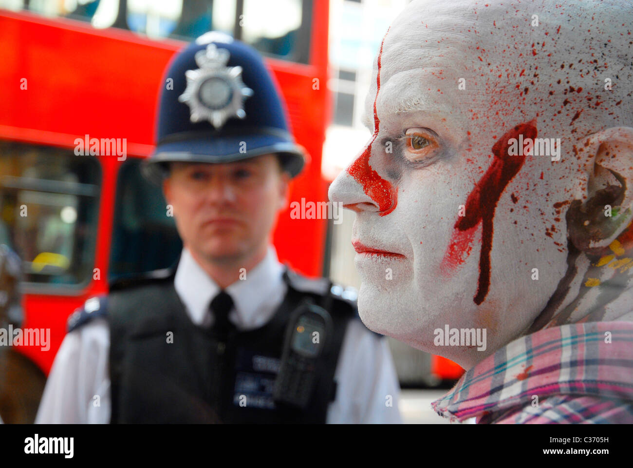 Policier avec zombie manifestant dans Oxford Street, Londres, 29-04-2011.Photo © John Robertson, 2011. Banque D'Images