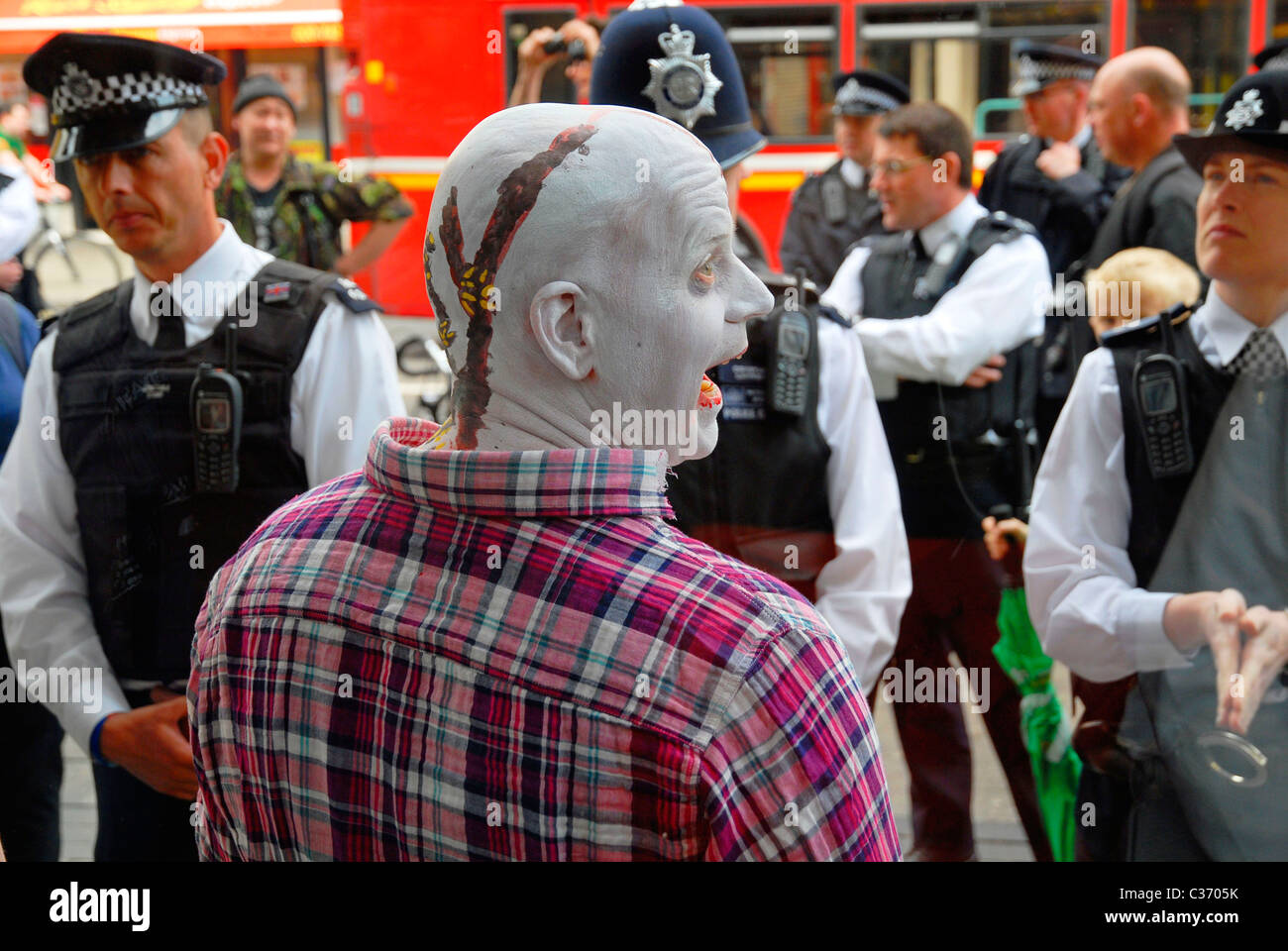 Un 'zombie' avec la police dans la région de Oxford St., London, 29-04-2011. PHOTO © John Robertson, 2011. Banque D'Images