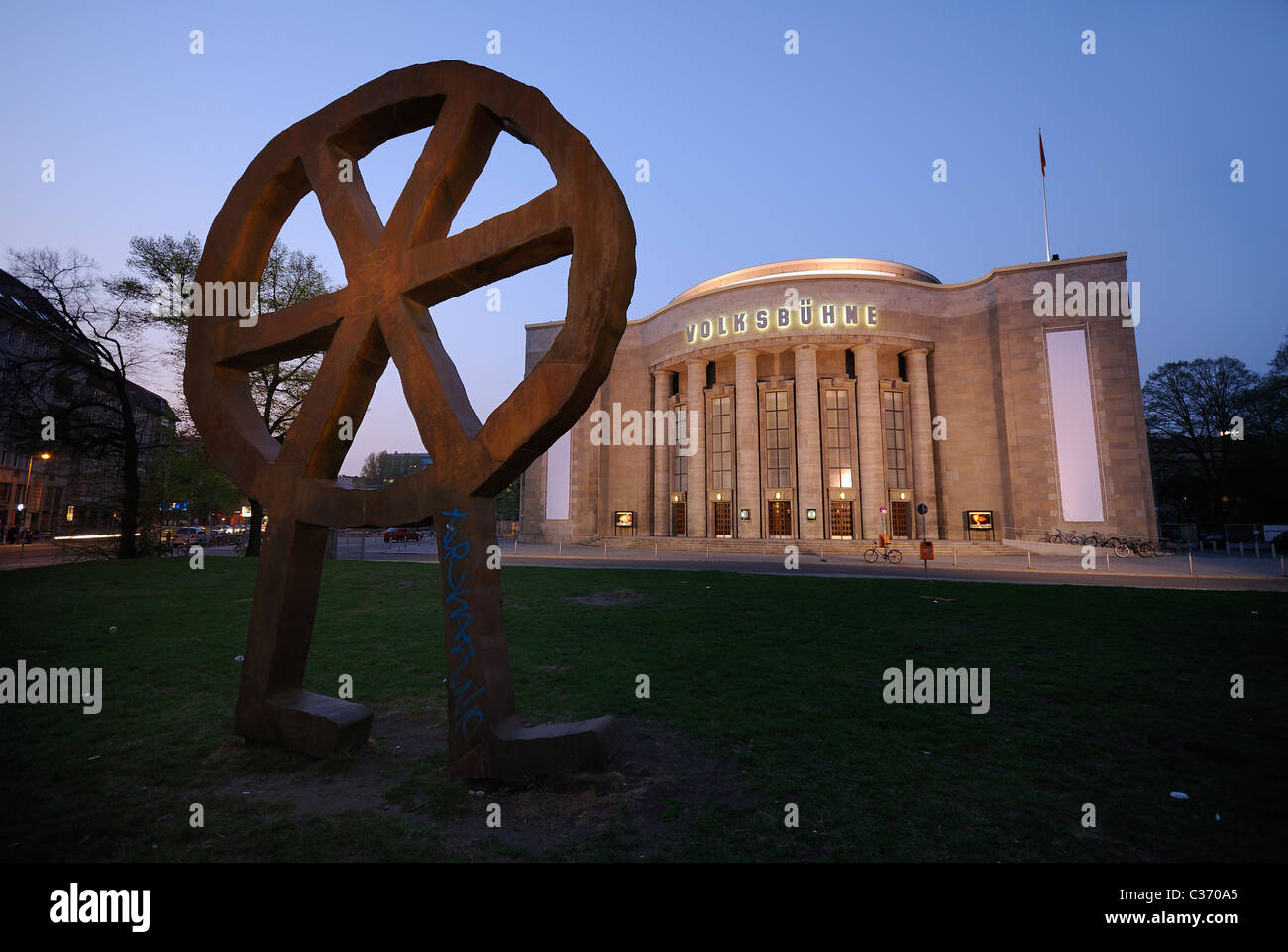 Volksbuehne am Rosa-Luxemburg-Platz théâtre après sa rénovation en 2010, la station de métro Rosa-Luxemburg-Platz, Mitte, Berlin, Allemagne. Banque D'Images