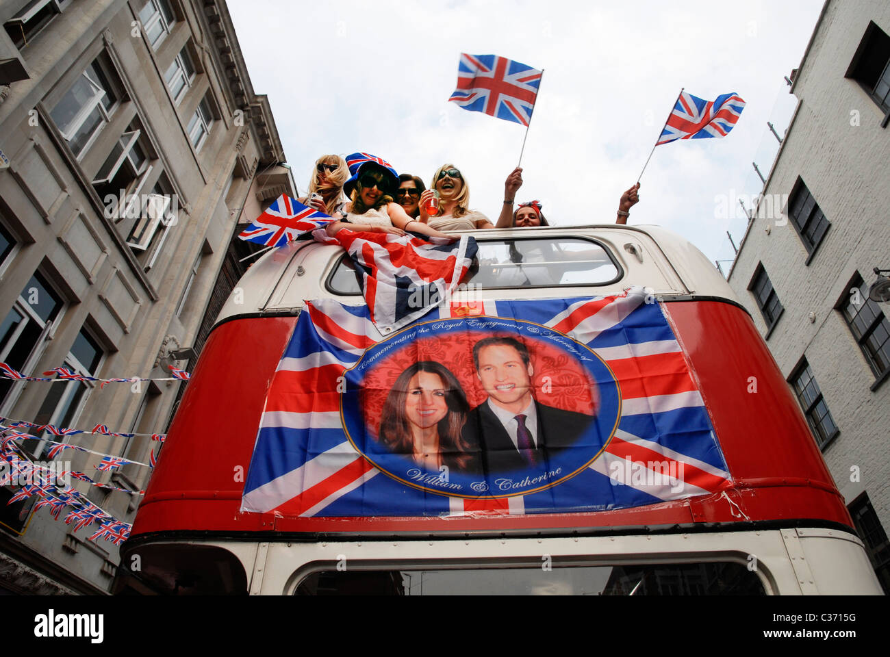 En Bus Old Compton Street au cours de Mariage Royal à Londres le 29-04-2011. Banque D'Images