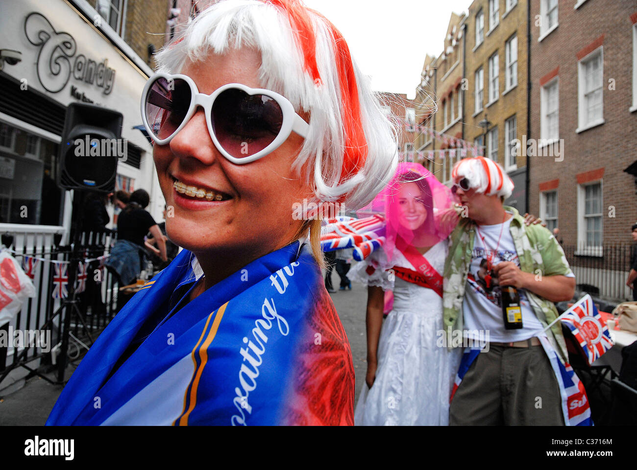 Street party-danse dans la rue à Carlisle Street, W1, Londres, 29-04-2011. PHOTO © John Robertson, 2011. Banque D'Images