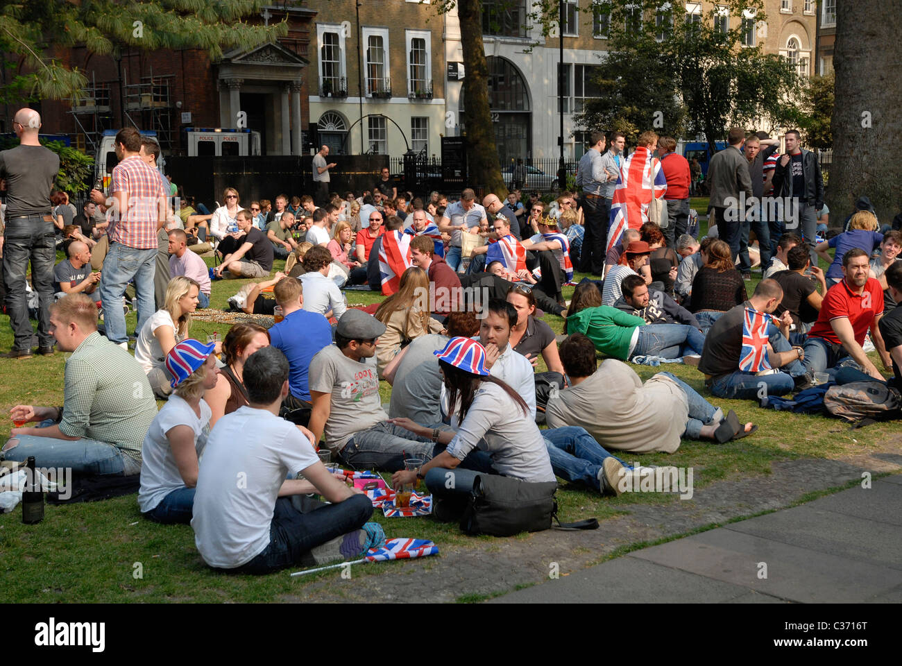 Fête de rue dans le parc à Soho Square, W1, Londres, 29-04-2011. PHOTO © John Robertson, 2011. Banque D'Images