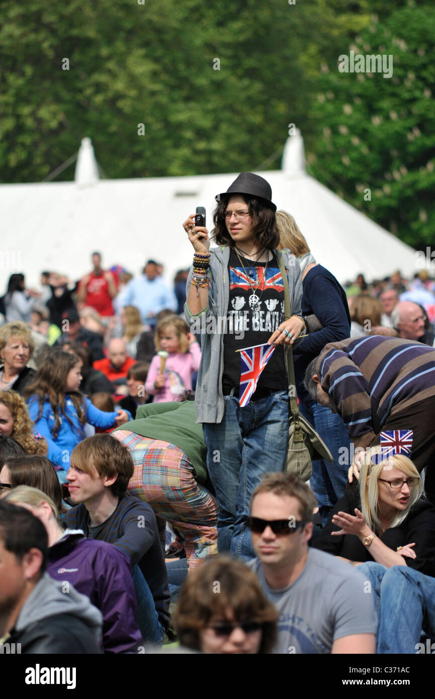Foules appréciant le mariage du Prince William à Catherine Middleton à Royal Victoria Park, le vendredi 29 avril 201 Banque D'Images