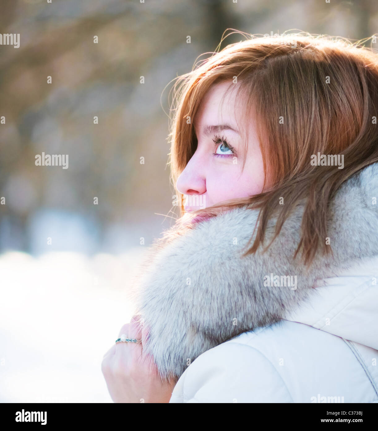 Jeune femme portrait d'hiver. Shallow dof. Banque D'Images
