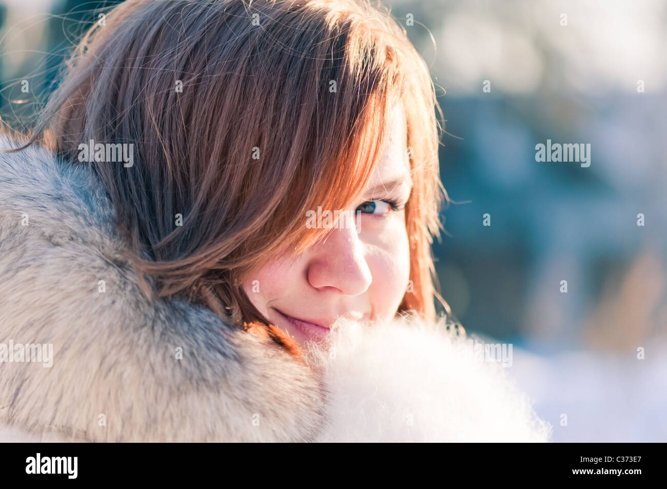 Jeune femme portrait d'hiver. Shallow dof. Banque D'Images