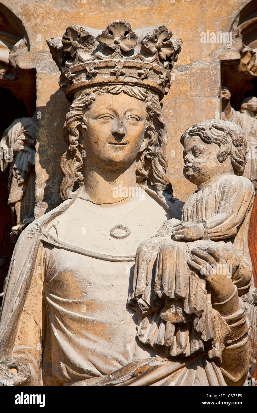 Europe, France, Marne (51), Notre-Dame de Reims, inscrite au Patrimoine Mondial de l'UNESCO, Vierge à l'enfant de le portail principal Trumeau Banque D'Images