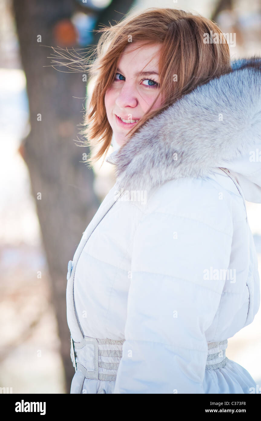 Jeune femme portrait d'hiver. Shallow dof. Banque D'Images