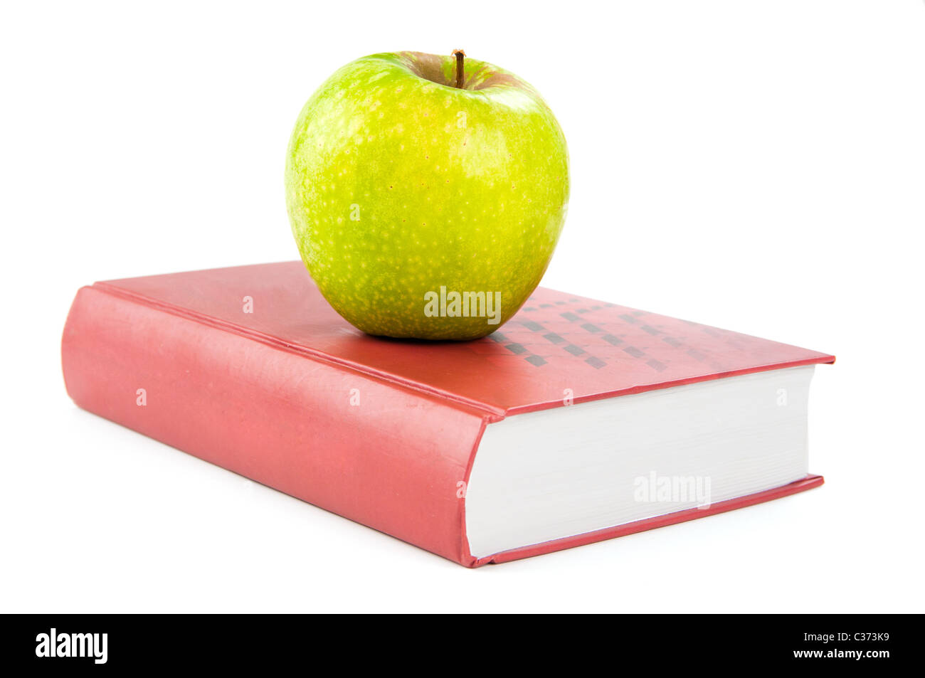 Une pomme verte sur un livre Banque D'Images