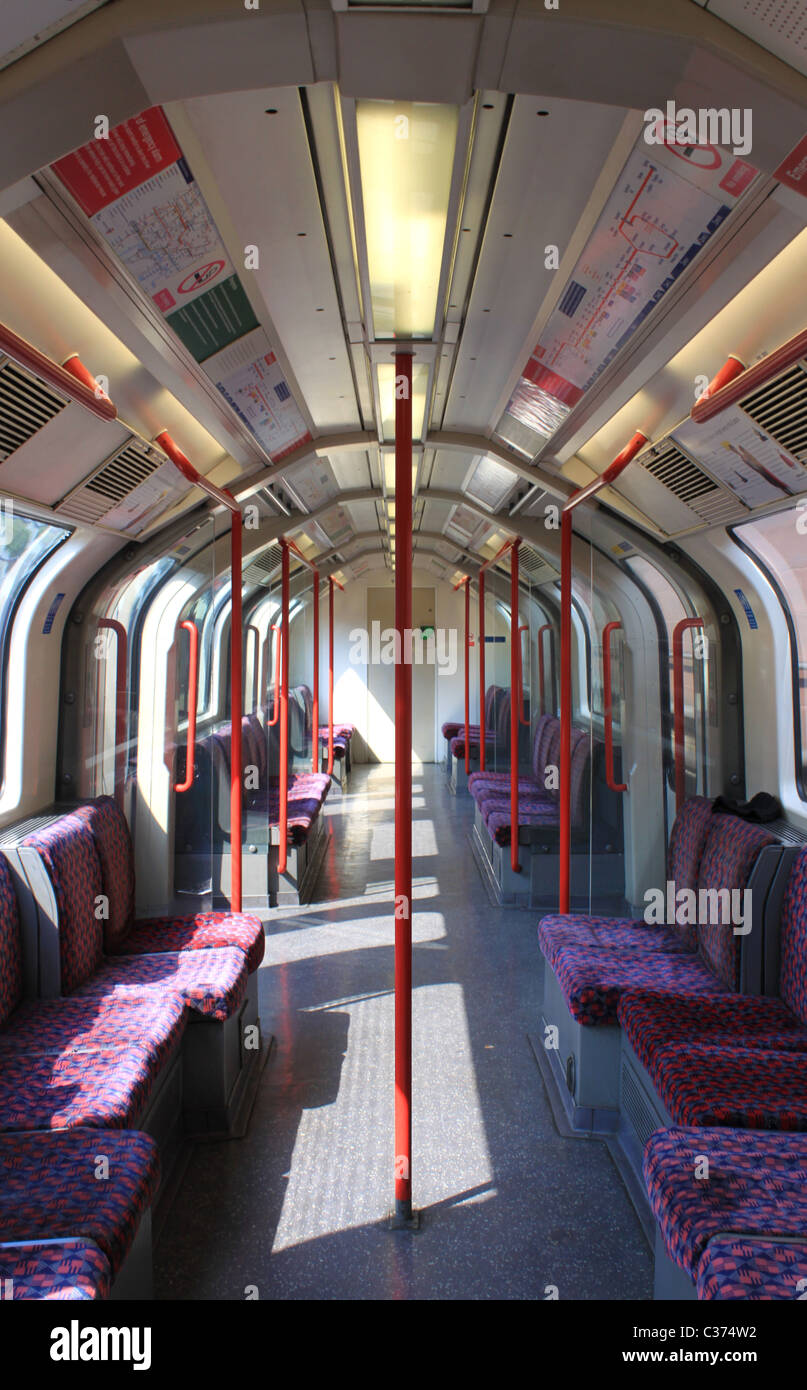 Chariot vide sur la ligne centrale, le métro de Londres, London, UK Banque D'Images