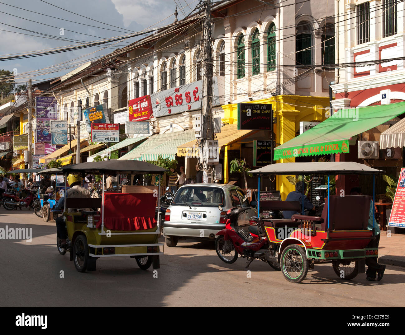 Tuk-tuks dans le principal quartier commerçant et des restaurants, à proximité de l'ancien marché, Siem Reap, Cambodge Banque D'Images