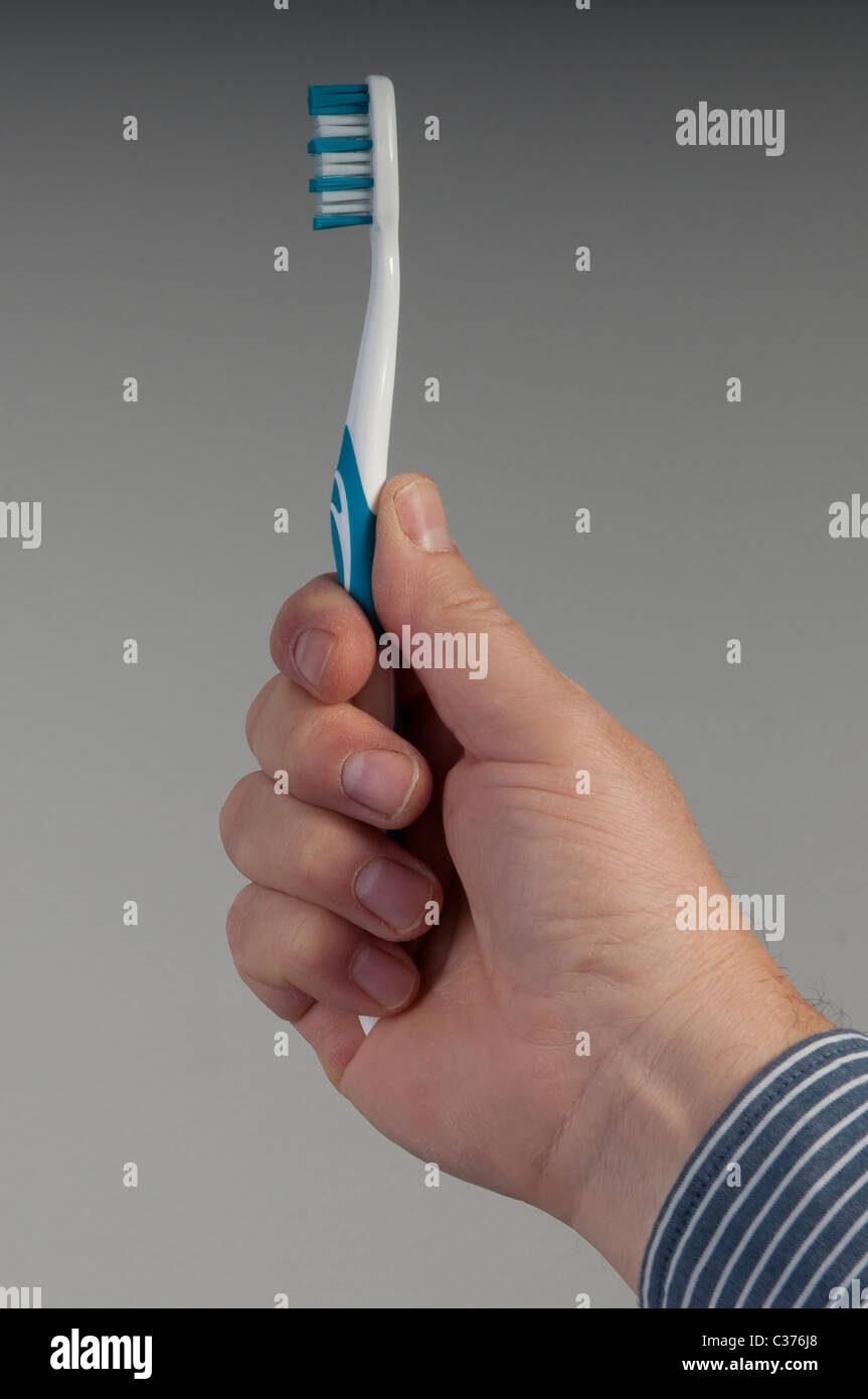 La brosse à dents dans la main Banque D'Images