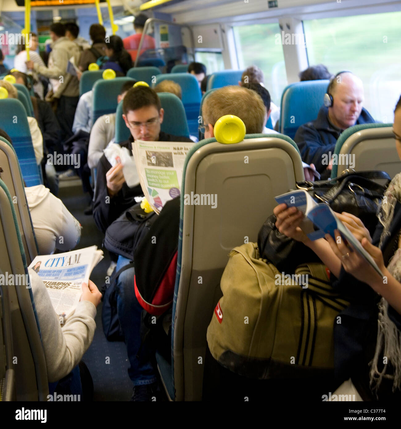 Train du matin à destination de Gatwick Banque D'Images