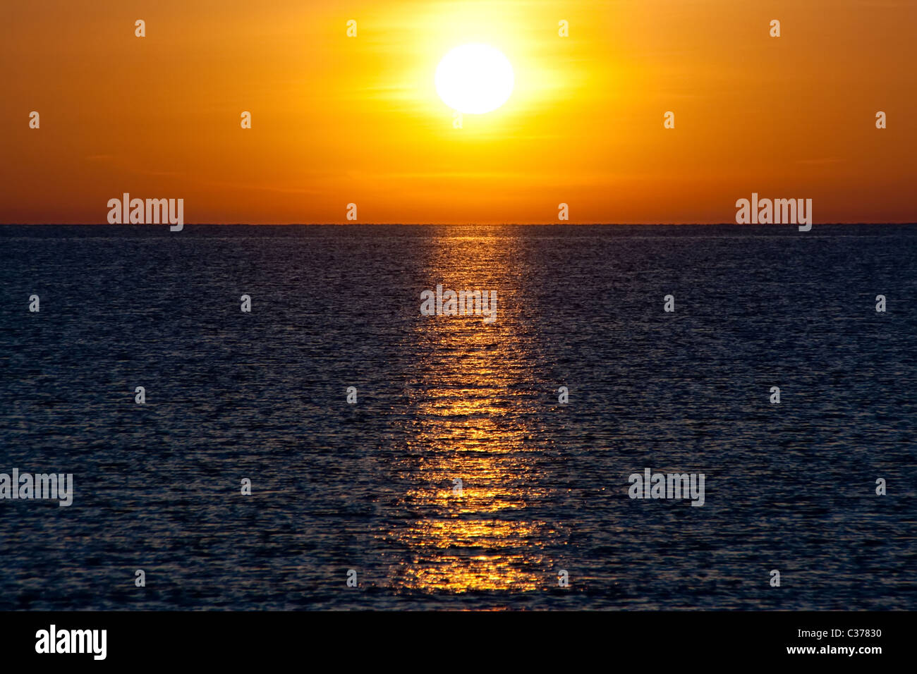 Beau coucher du soleil sur la plage de la mer Baltique Banque D'Images