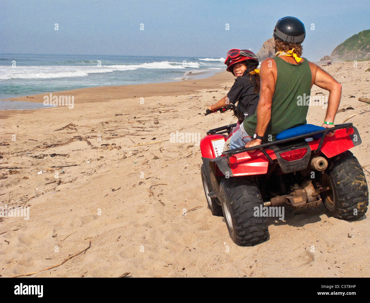 Man and girl équitation buggy des dunes Banque D'Images