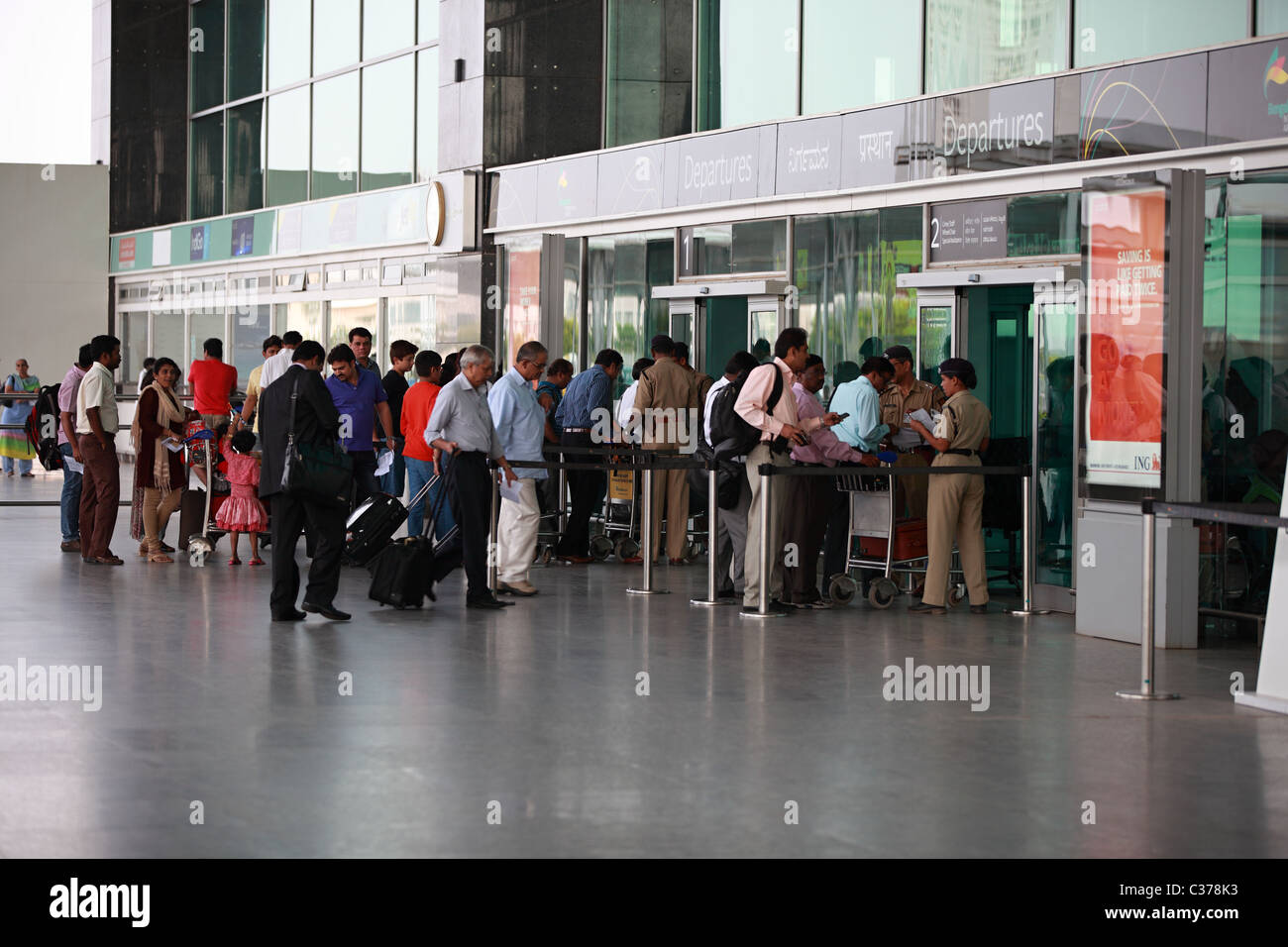 Les gens à l'aéroport de Bangalore, Inde du Sud Asie Banque D'Images