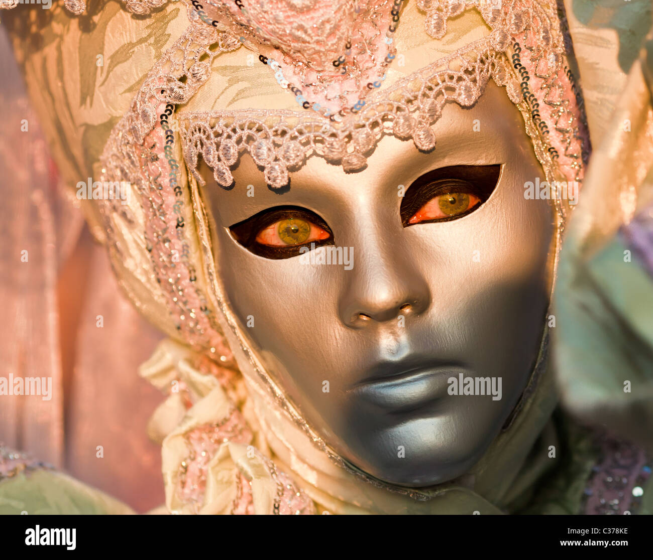 Femme vêtue de couleurs d'or durant le Carnaval de Venise, Vénétie, Italie Banque D'Images