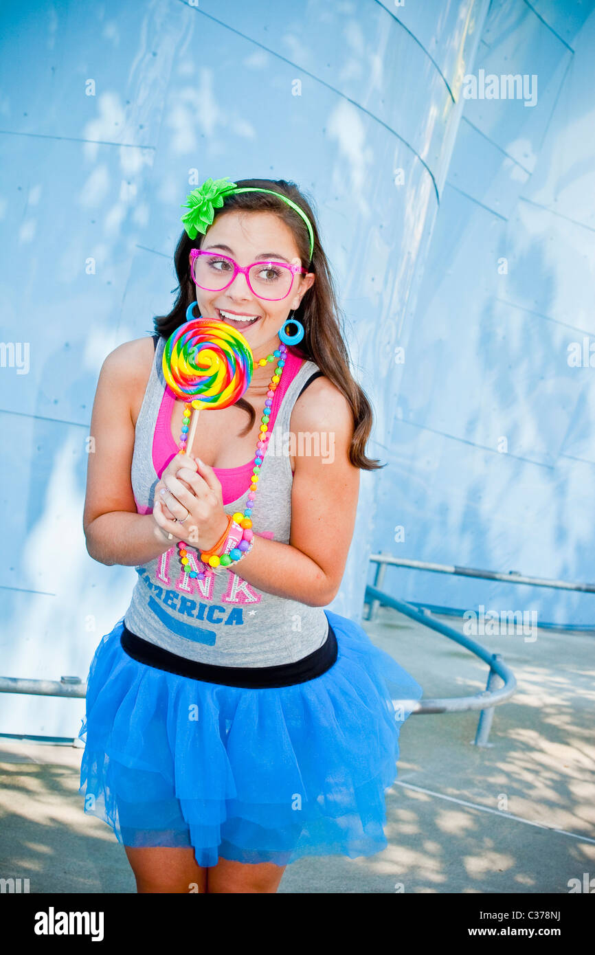 Teen girl avec de grandes lollipop Banque D'Images