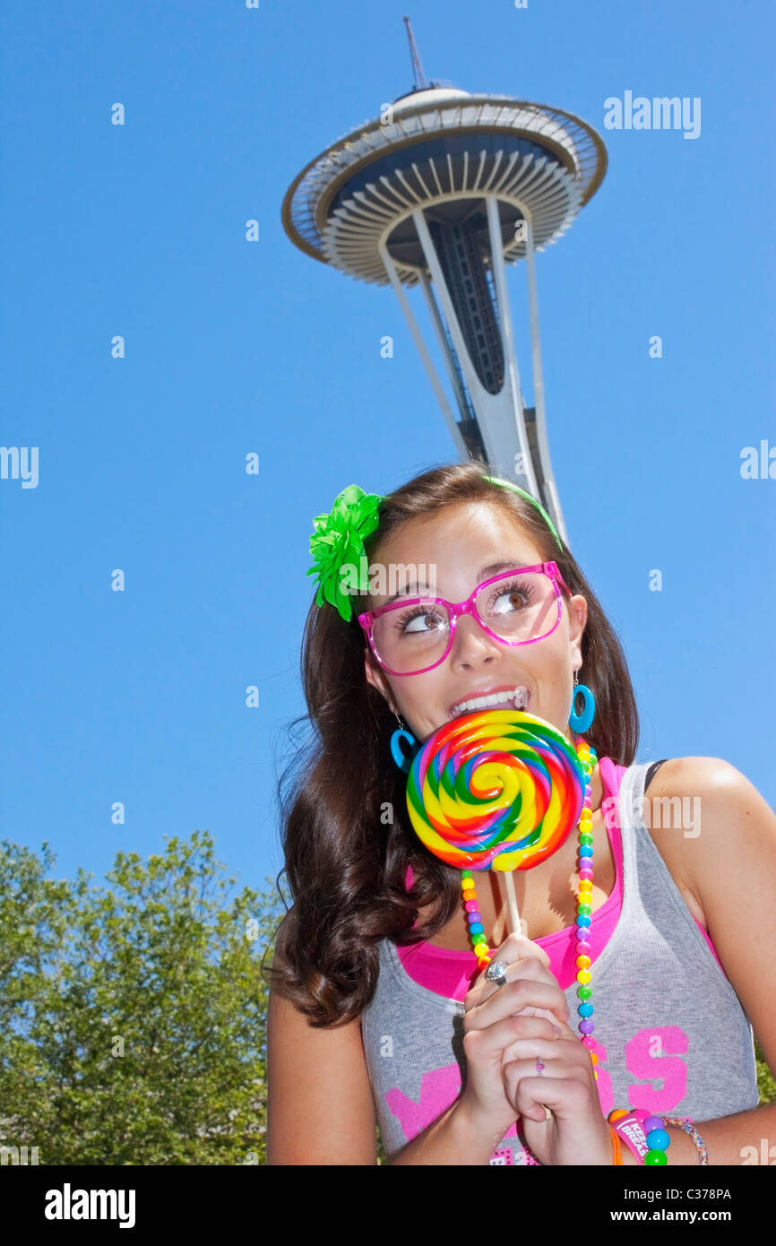 Teen girl with lollipop et Space Needle Banque D'Images