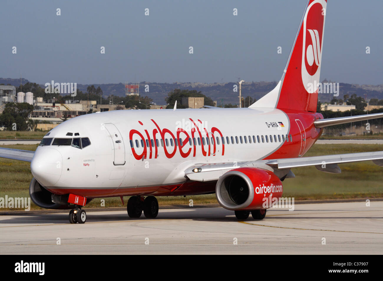 Air Berlin Boeing 737-700 roulement au départ de Malte Banque D'Images