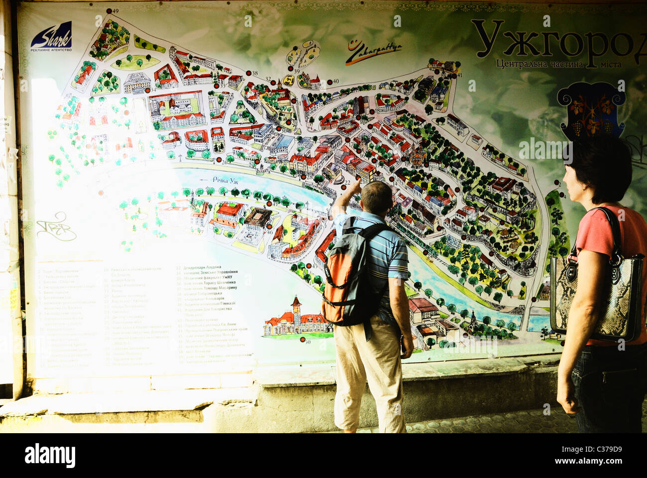 Les touristes à la recherche de city centre le plan d'Uzhhorod, ouest de l'Ukraine Banque D'Images