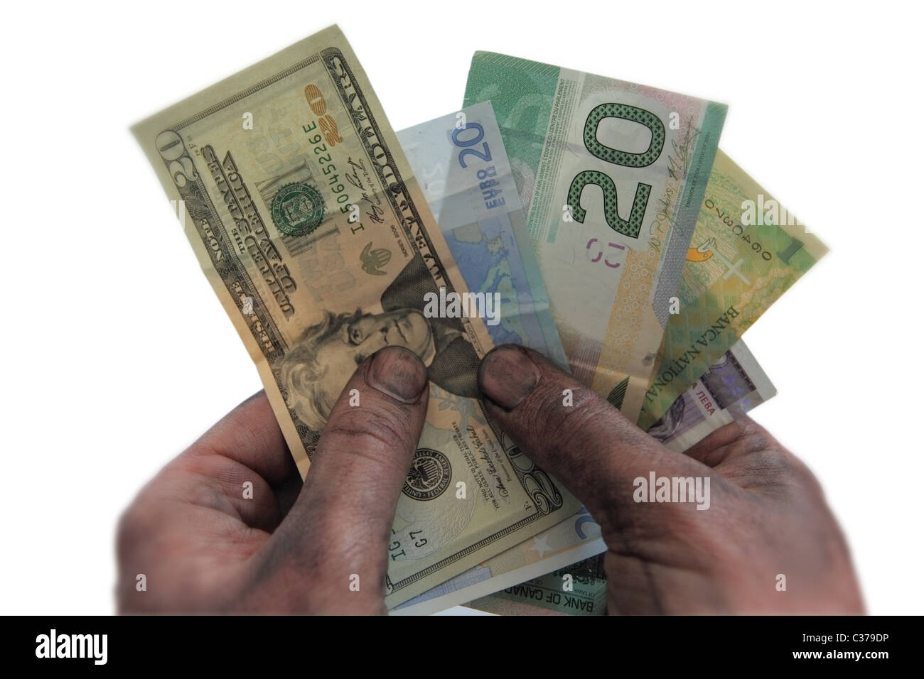 Dirty hands holding différents billets de banque. Les mains sont isolé sur fond blanc. L'espace pour copier. Banque D'Images