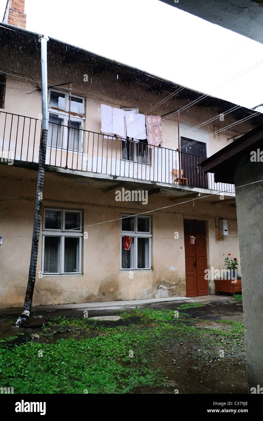 La pluie, cour intérieure, Stryi, ouest de l'Ukraine Banque D'Images