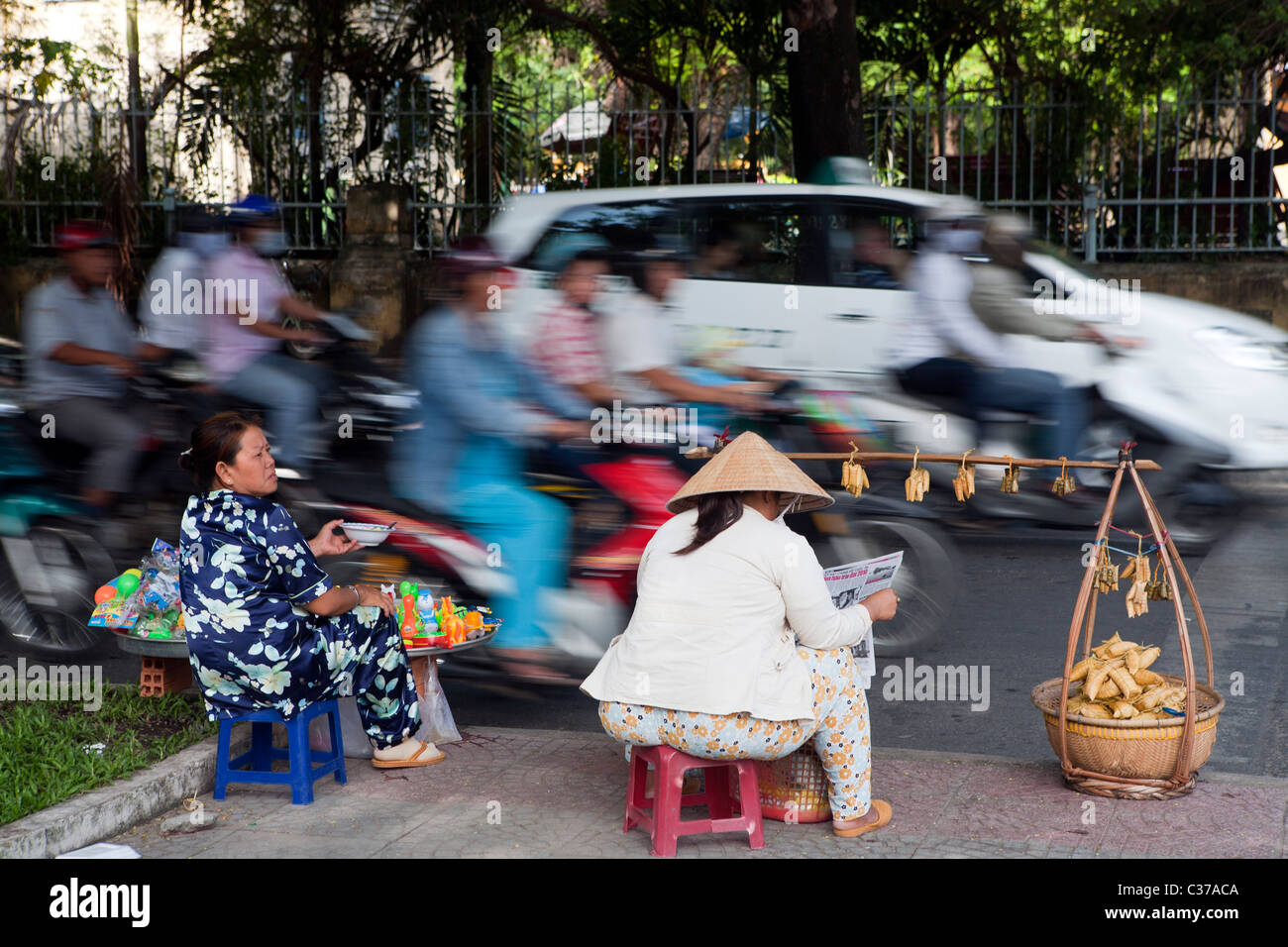 Vendeurs de nourriture sur une longue rue Ho Chi Minh Ville Banque D'Images