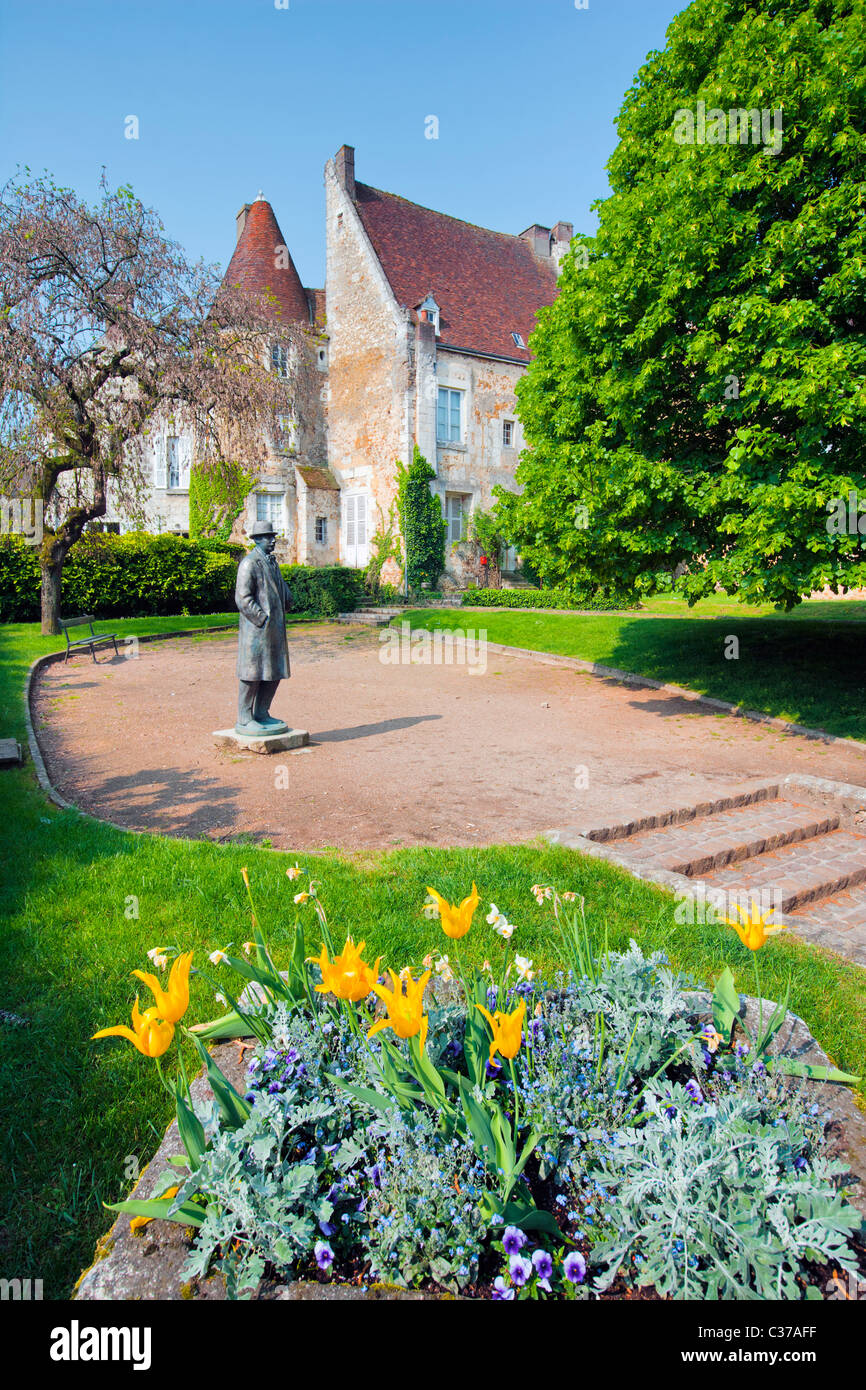 Statue de 'Alain', philosophe à l'extérieur de Library and Museum, Mortagne au Perche, Orne, Normandie, France, Europe Banque D'Images