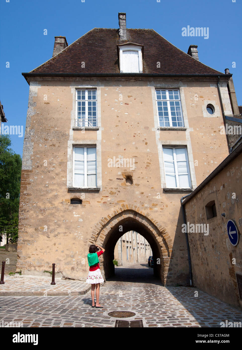 Femme photographe touristique. Arche médiévale, Mortagne au Perche, Orne, France, Europe, Basse-Normandy Banque D'Images