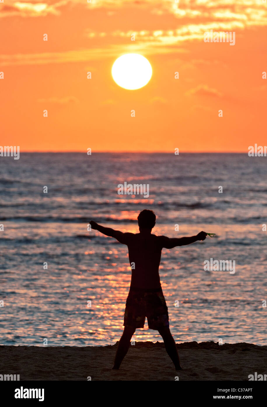 Un Homme Regarde Le Soleil Couchant De Sans Souci Beach Honolulu Hawai La Plage Est Egalement Connu Sous Le Nom De Kaimana Beach Photo Stock Alamy