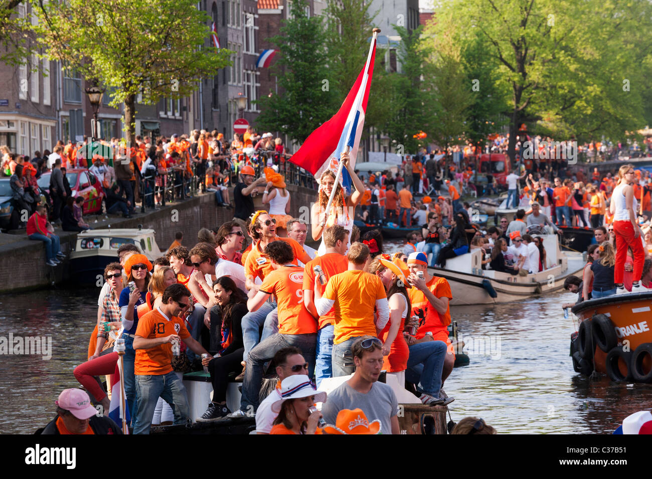 Kingsday, l'anniversaire du roi (Queensday) le jour de la Reine à Amsterdam Fille sur voile forme pavillon néerlandais en parade de canal traditionnelle Banque D'Images