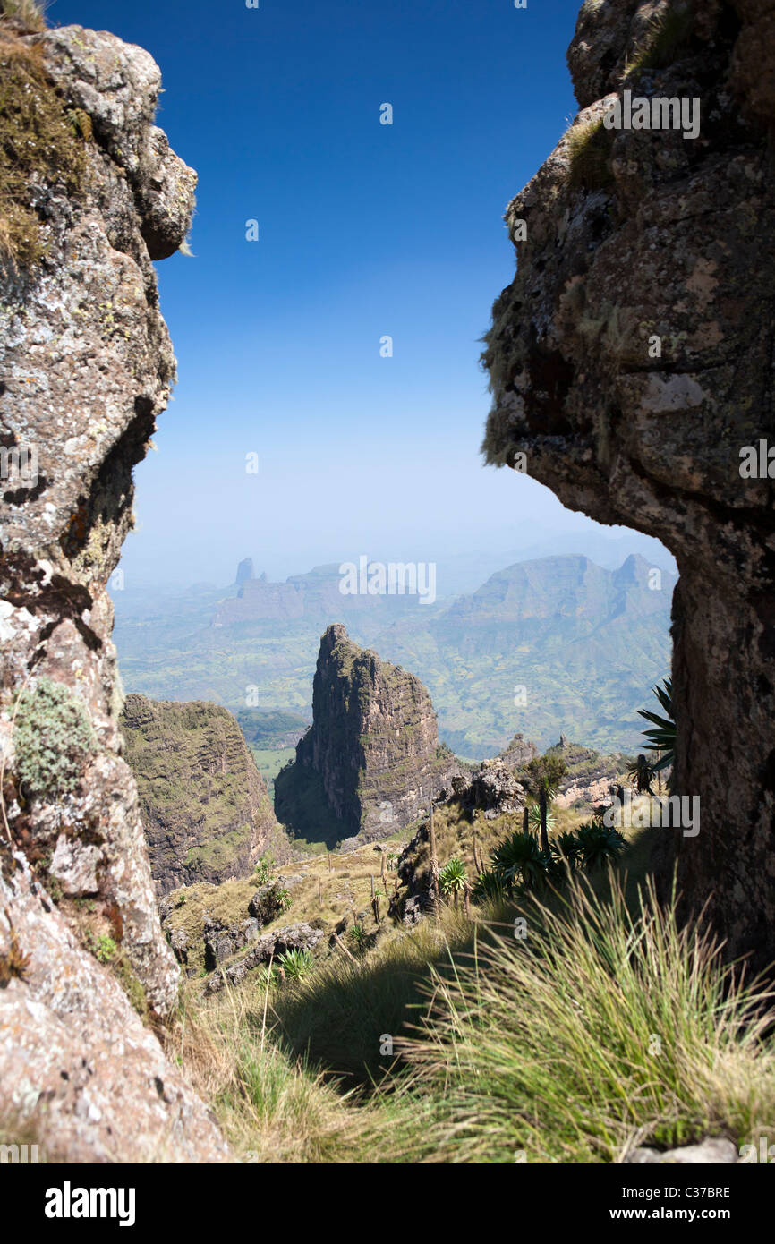 Voir par une rupture dans l'escarpement des montagnes du Simien près du sommet de Gogo de GI/TI Banque D'Images