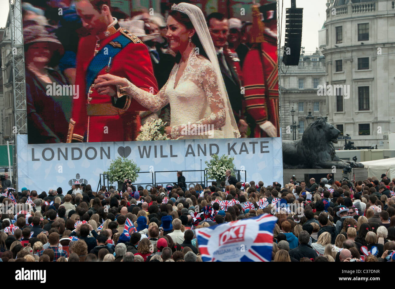 29 avril 2011 Mariage Royal sur l'écran de télévision géant de Trafalgar Square. Banque D'Images