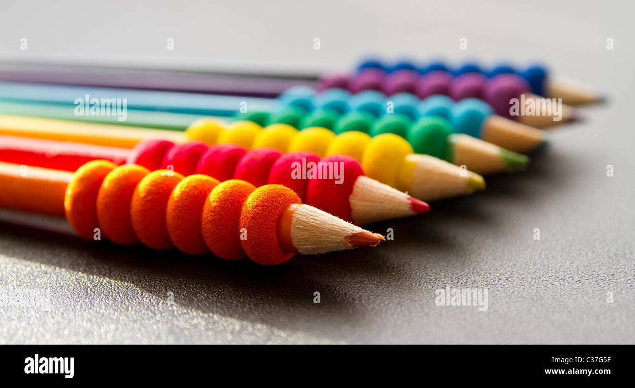 Crayons de couleur sur un bureau noir Banque D'Images
