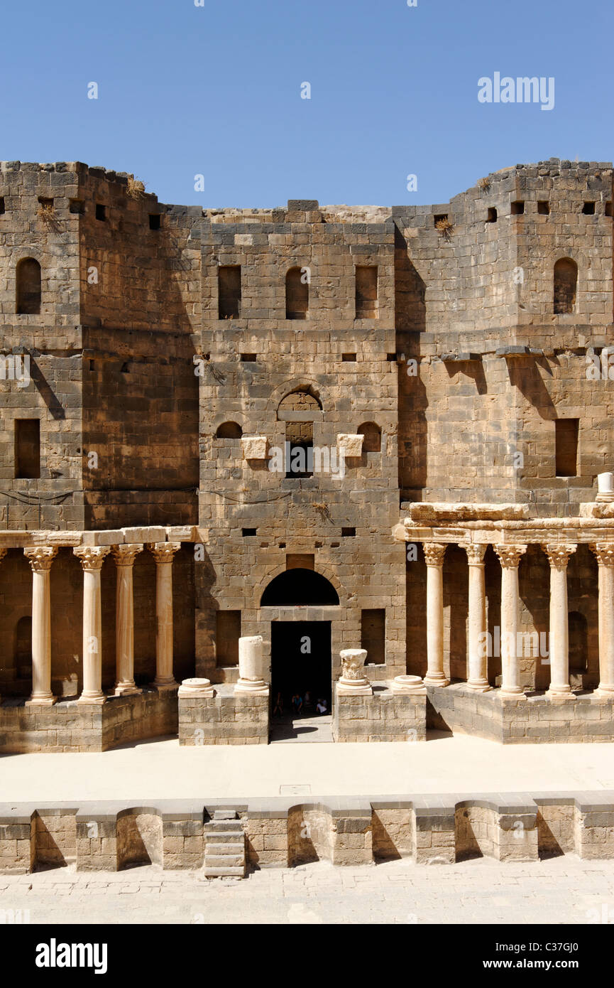 La scène du théâtre romain de Bosra en Syrie, qui est l'un des plus grands théâtres et les mieux préservés de la Méditerranée Photo Stock - Alamy