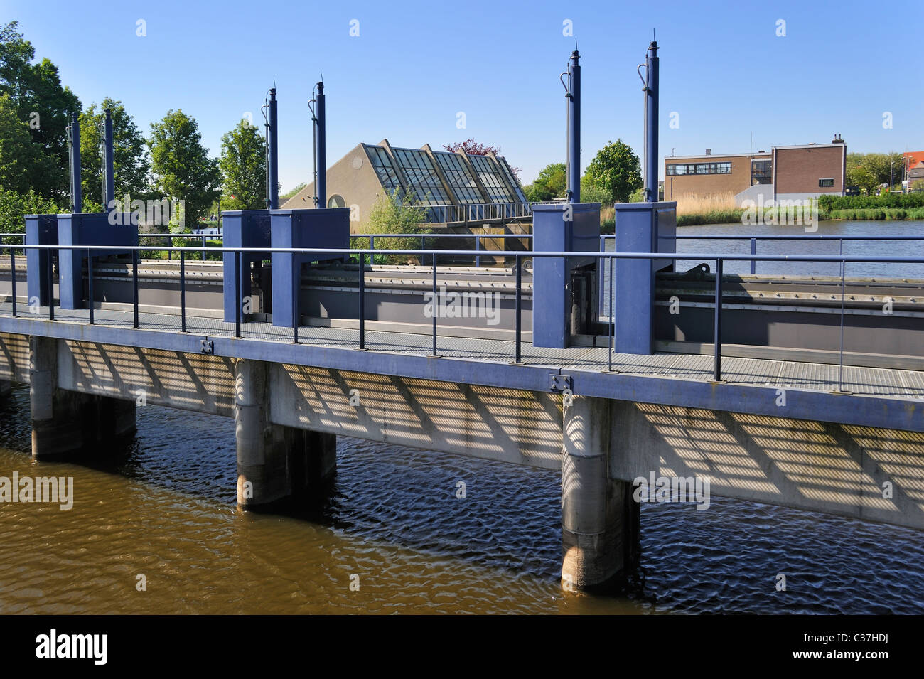 Vannes près de la station de pompage d'Archimède conduit par les moteurs diesel utilisés pour drainer les polders à Kinderdijk en Hollande, la N Banque D'Images