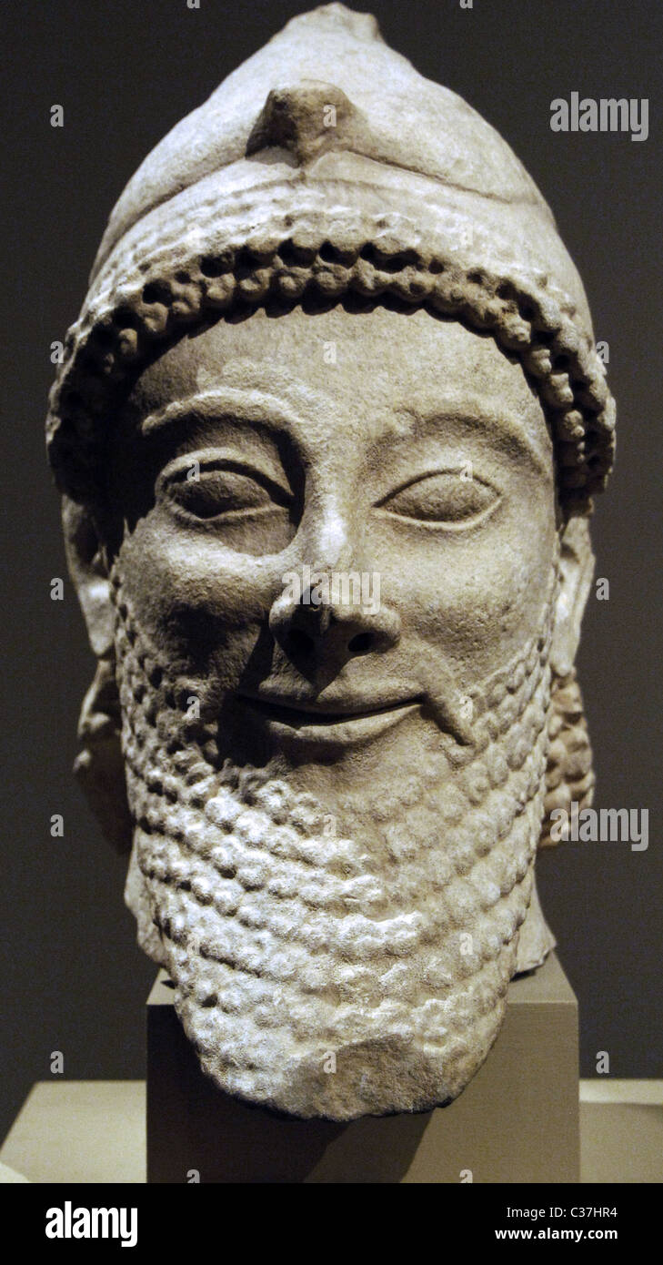 Chypre. Tête d'homme calcaire portant un casque avec un oiseau. Période archaïque. Dernier quart du 6e siècle avant J.-C. Banque D'Images