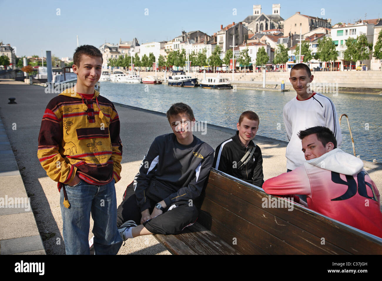 Un groupe de jeunes à la Meuse, Verdun, France Banque D'Images